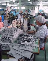 Mask maker ups production on flood of orders amid SARS scare